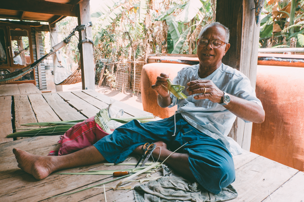 ของเล่นพื้นบ้านจากใบตาล