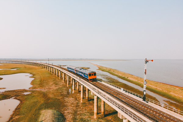 รถไฟลอยน้ำ
