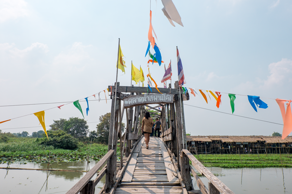 ตลาดน้ำสะพานโค้ง